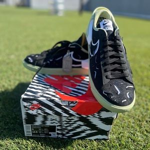 Sz 9 Nike Blazer low with extra laces never worn in original box.